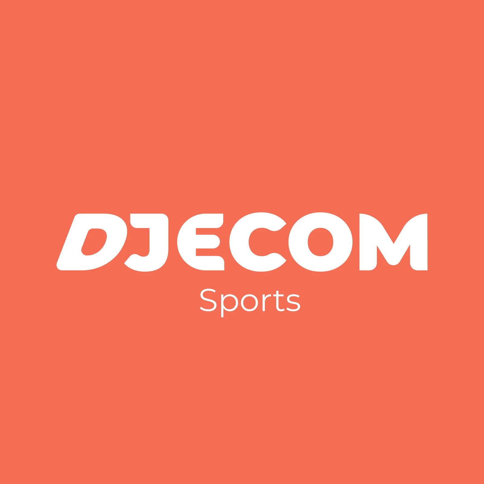 Logo Djecom : le nom en blanc, avec « Sports » dessous, sur fond corail