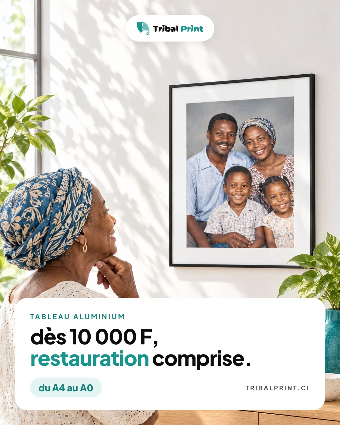 Publicité : une femme regarde un portrait de famille dans un cadre en aluminium, titre « Dès 10 000 F, restauration comprise. »