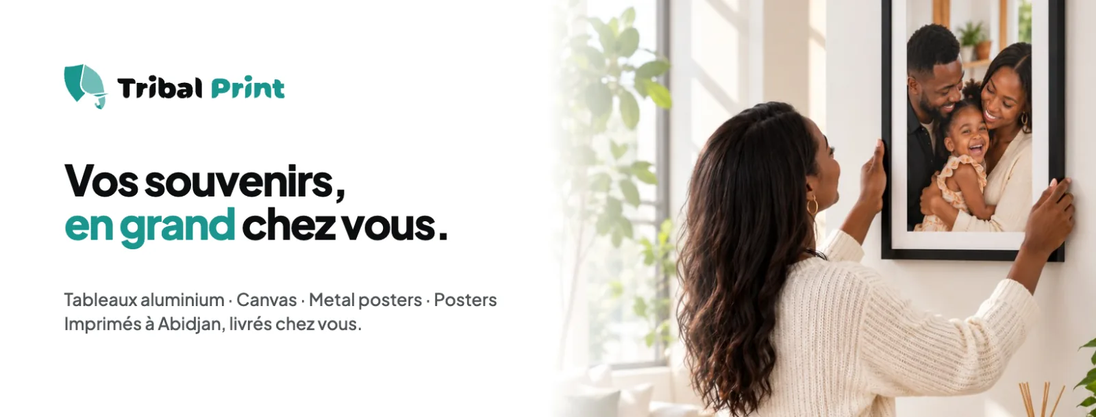 Couverture de la page Facebook de Tribal Print : « Vos souvenirs, en grand chez vous. » et une femme qui accroche un tableau de famille