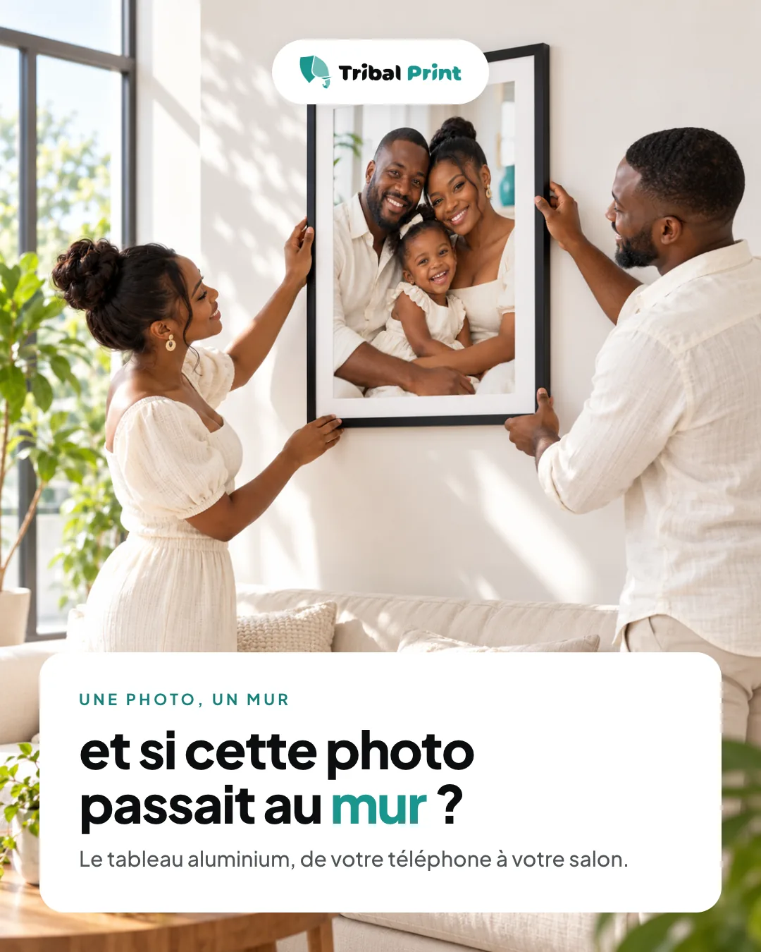 Diapositive 1 sur 6 : un homme et une femme accrochent ensemble un tableau de famille au mur, titre « Et si cette photo passait au mur ? »