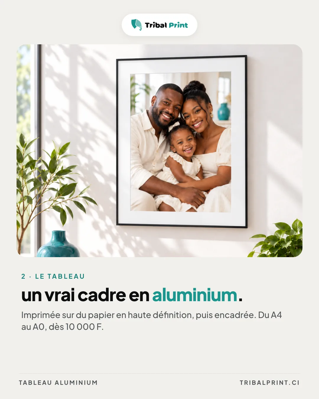 Diapositive 3 sur 6 : un tableau de famille encadré sur un mur clair, étape « Le tableau », titre « Un vrai cadre en aluminium. »