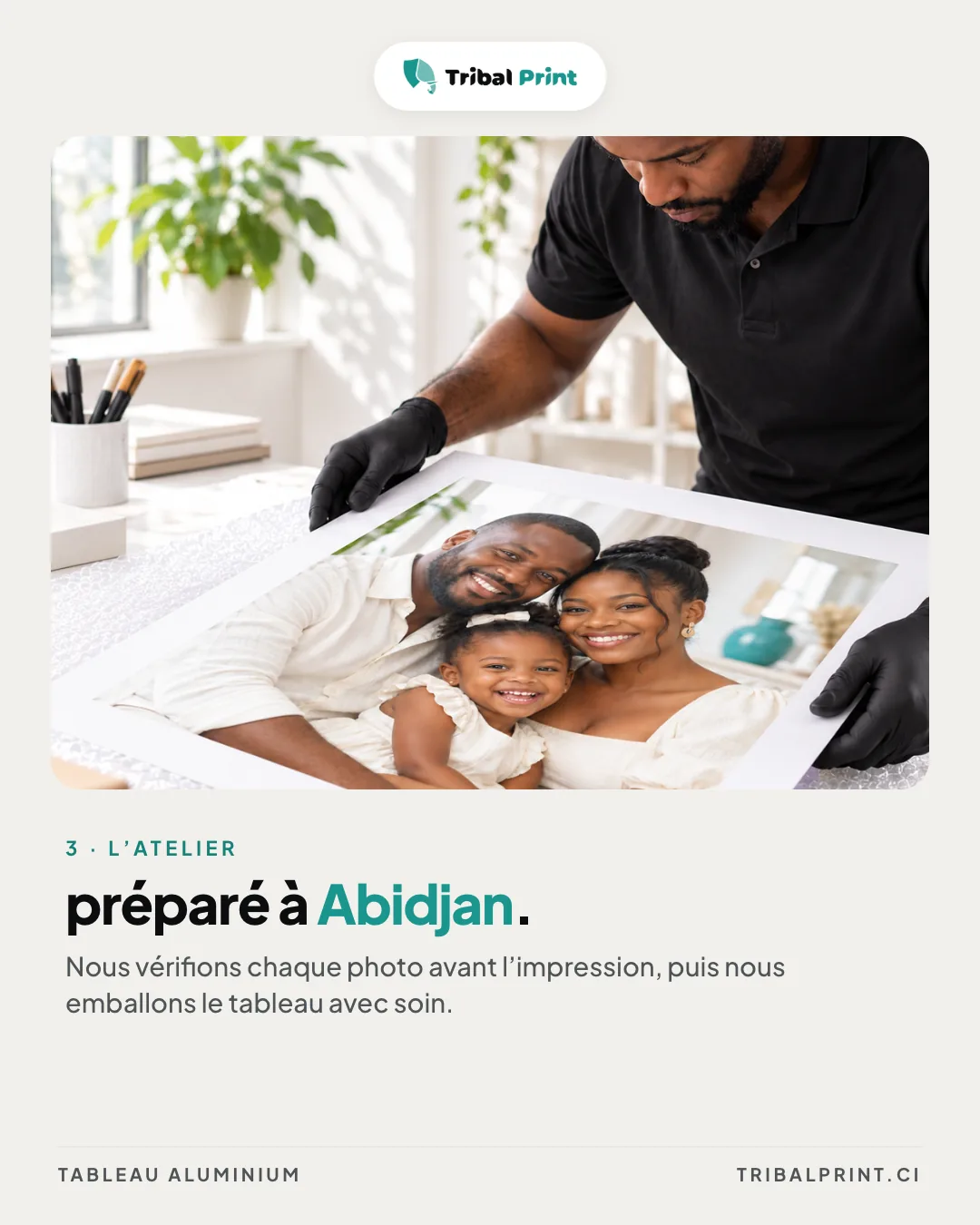 Diapositive 4 sur 6 : un artisan en gants noirs prépare un tirage encadré, étape « L’atelier », titre « Préparé à Abidjan. »
