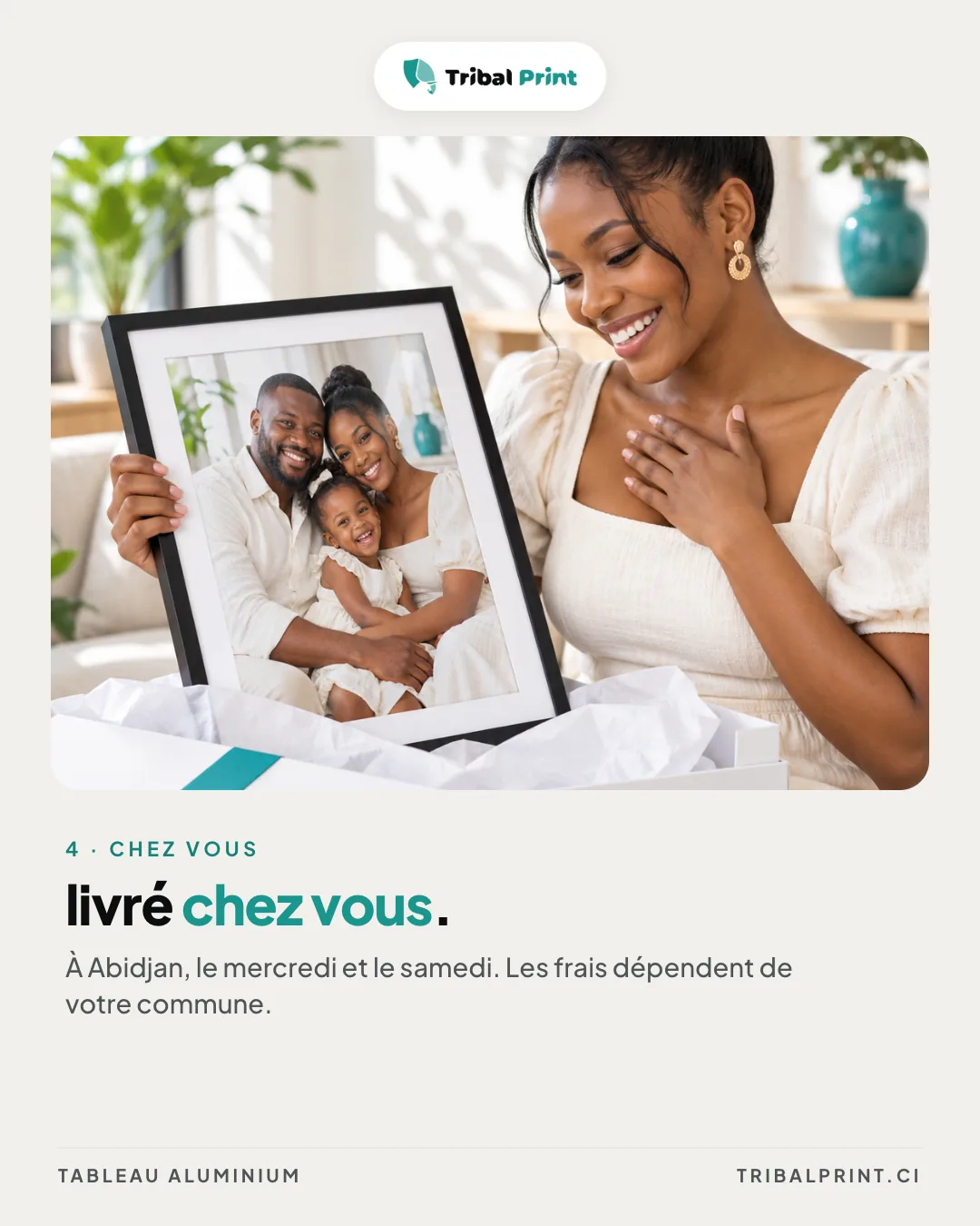 Diapositive 5 sur 6 : une femme découvre son tableau dans un carton de livraison, étape « Chez vous », titre « Livré chez vous. »