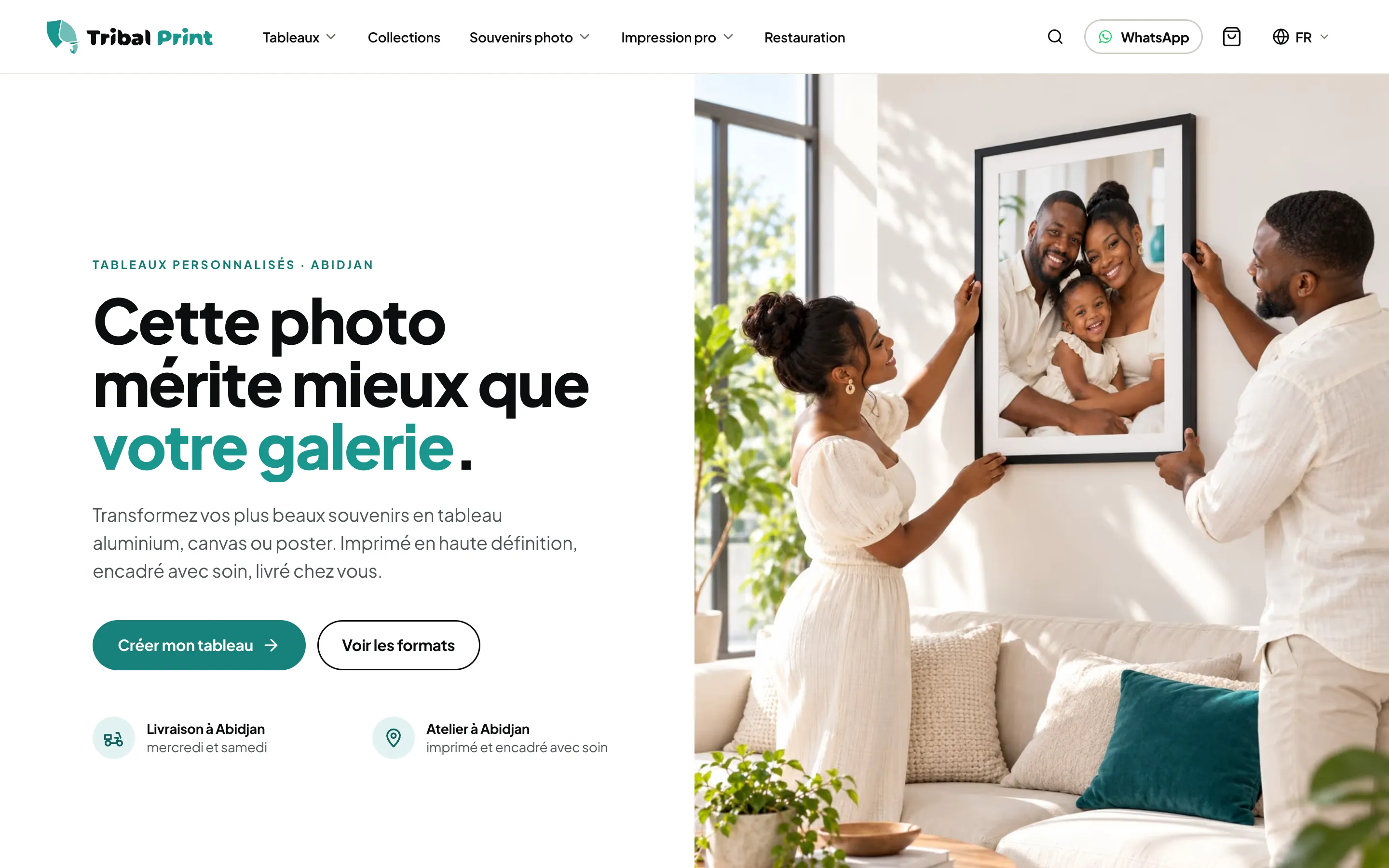 Accueil du site Tribal Print : une famille accroche son tableau photo